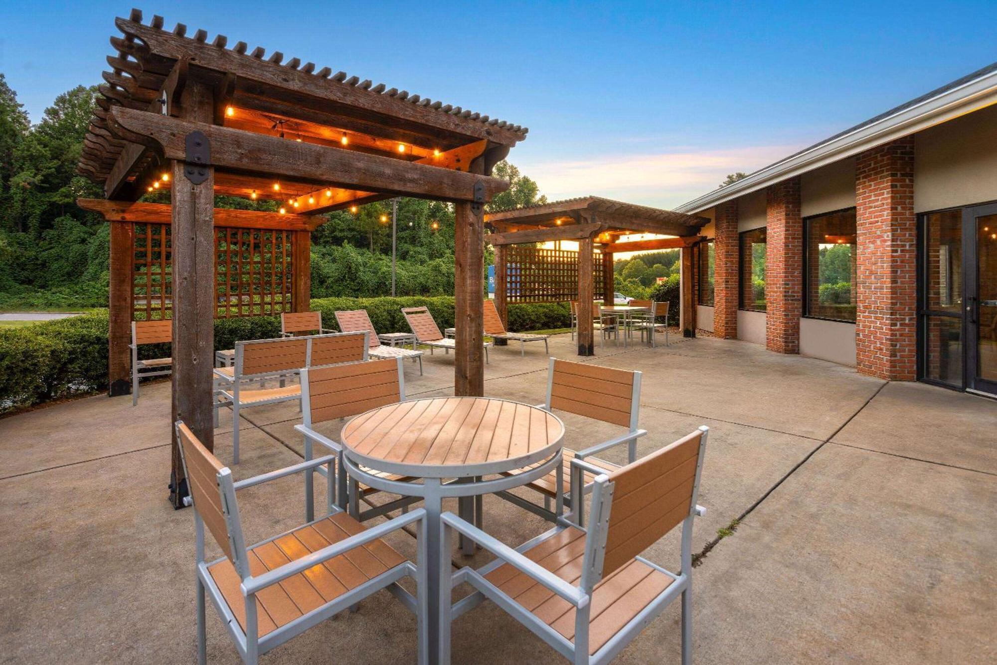Hotel Baymont By Wyndham Lagrange Exterior foto
