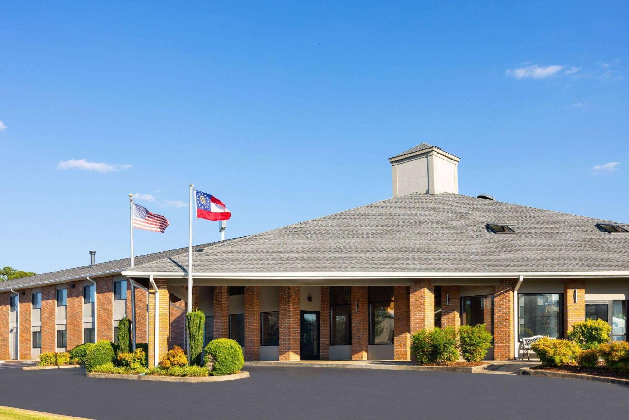 Hotel Baymont By Wyndham Lagrange Exterior foto