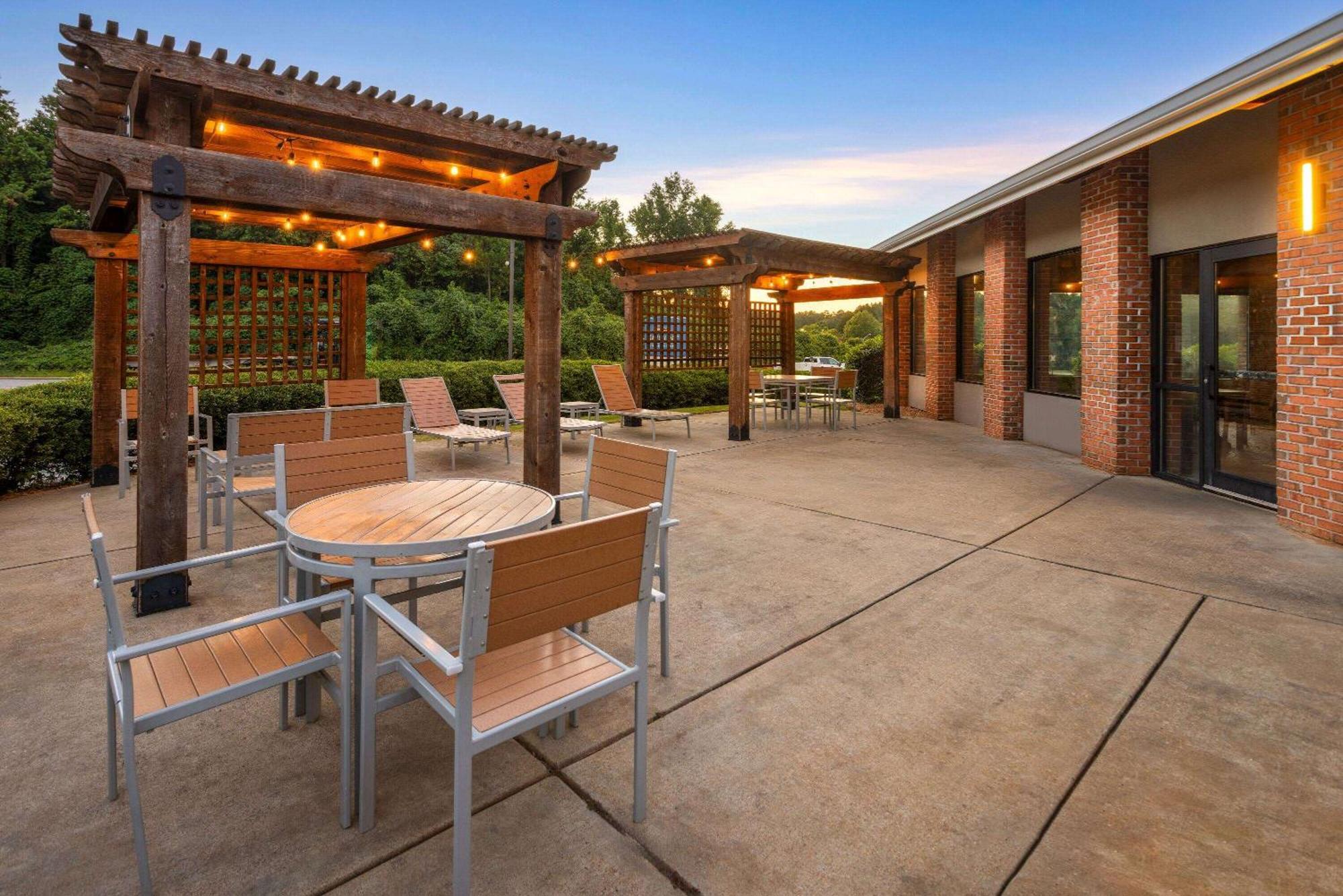 Hotel Baymont By Wyndham Lagrange Exterior foto