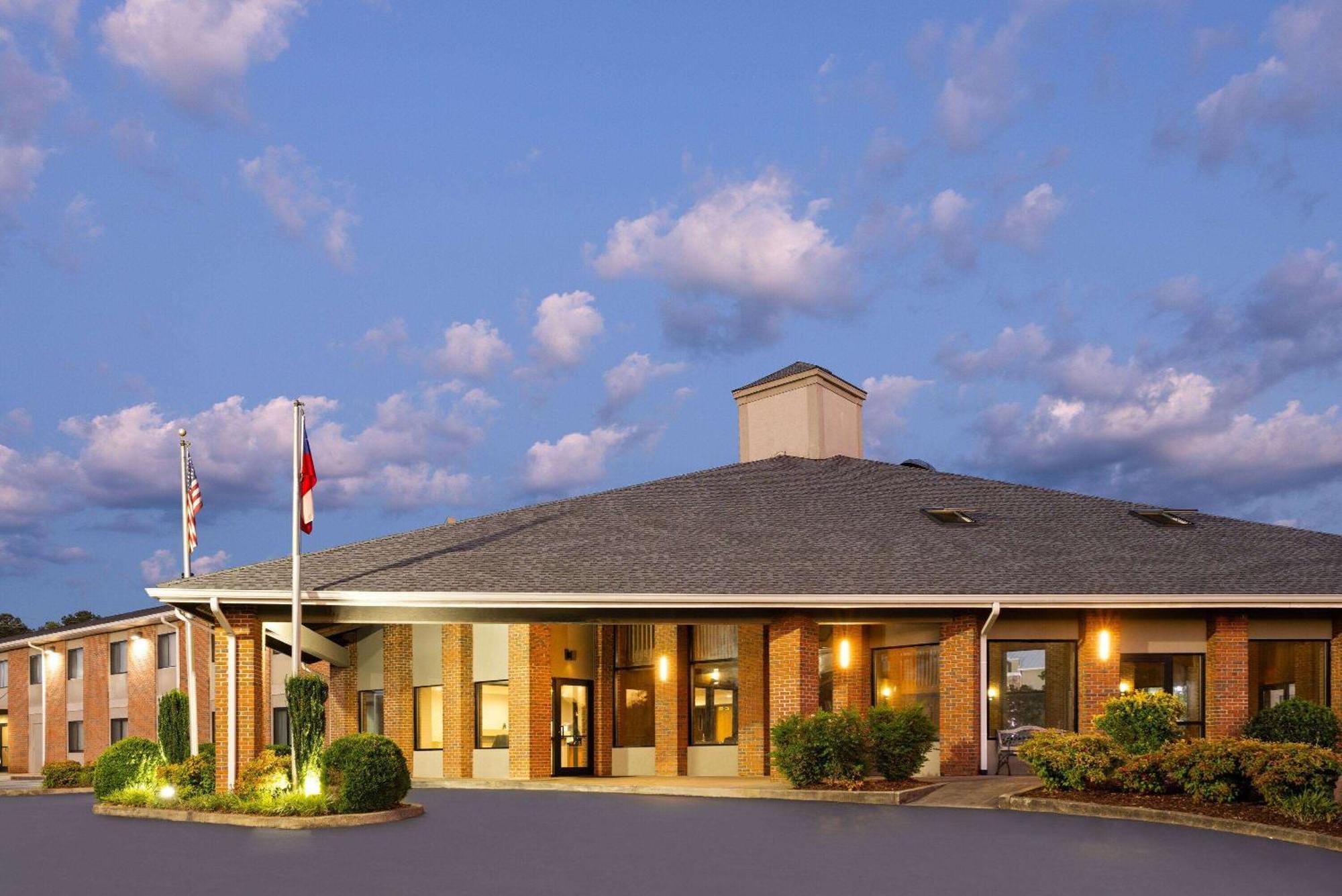 Hotel Baymont By Wyndham Lagrange Exterior foto