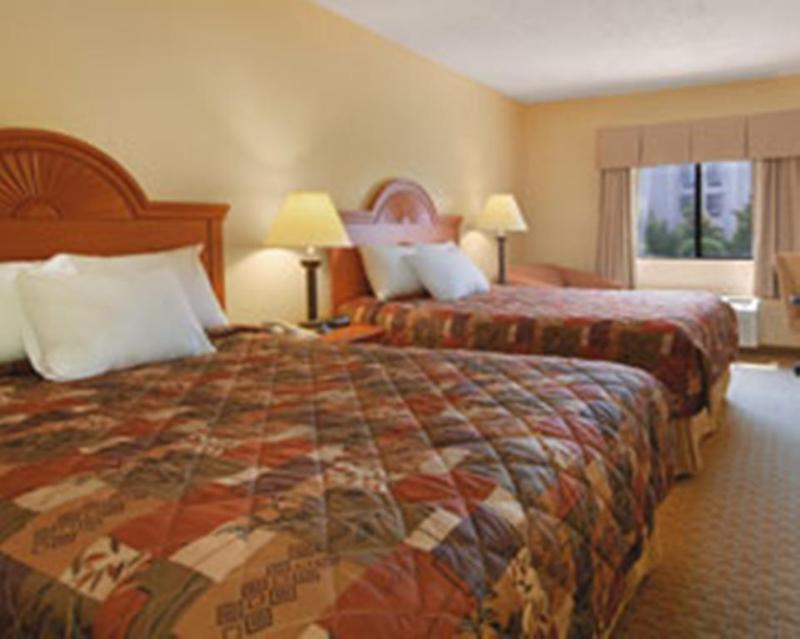 Hotel Baymont By Wyndham Lagrange Exterior foto